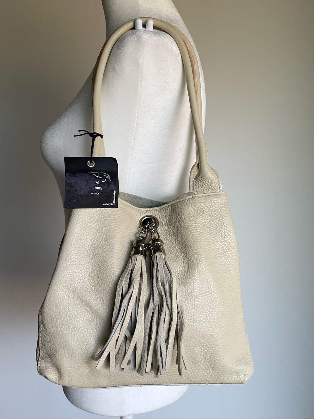 🔥 NWT Cream Pebbled Italian Leather Shoulder Bag Yes Accessories Tassel Hobo
